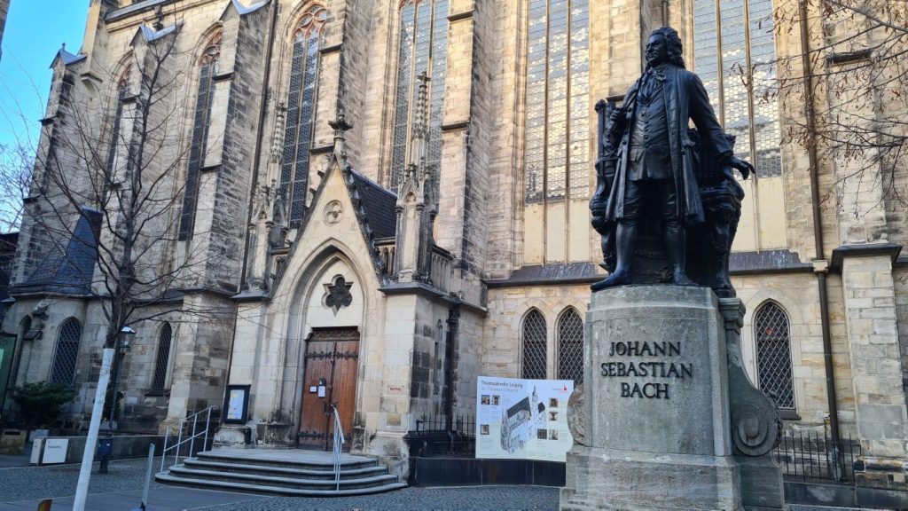 Thomaskirche met standbeeld van J.S.Bach leipzig