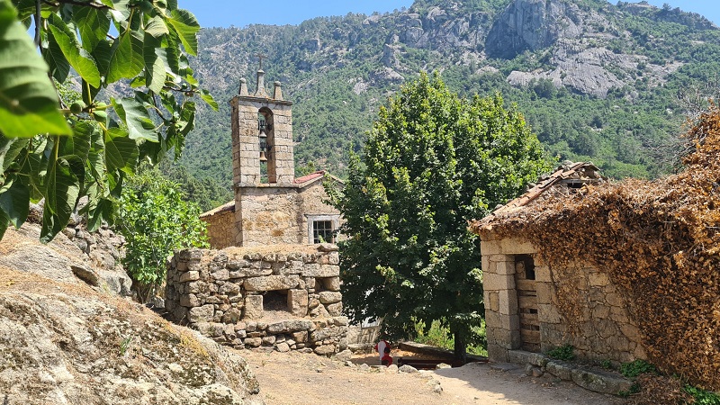 kerk Muna Corsica verlaten dorp