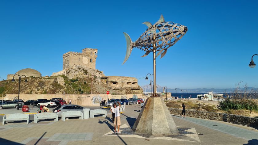 Monument Del Atún en het Castillo de Santa Catalina in Tarifa